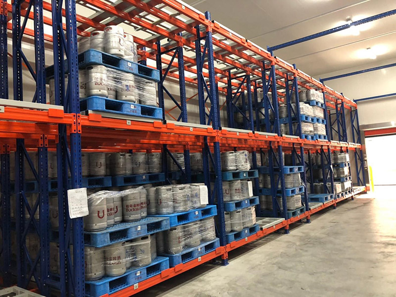 塑料（liào）托盤應用於工廠倉庫上（shàng）貨架