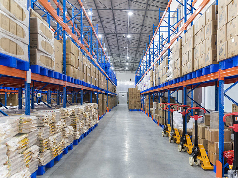 塑料托盤應用（yòng）於大型倉庫貨架